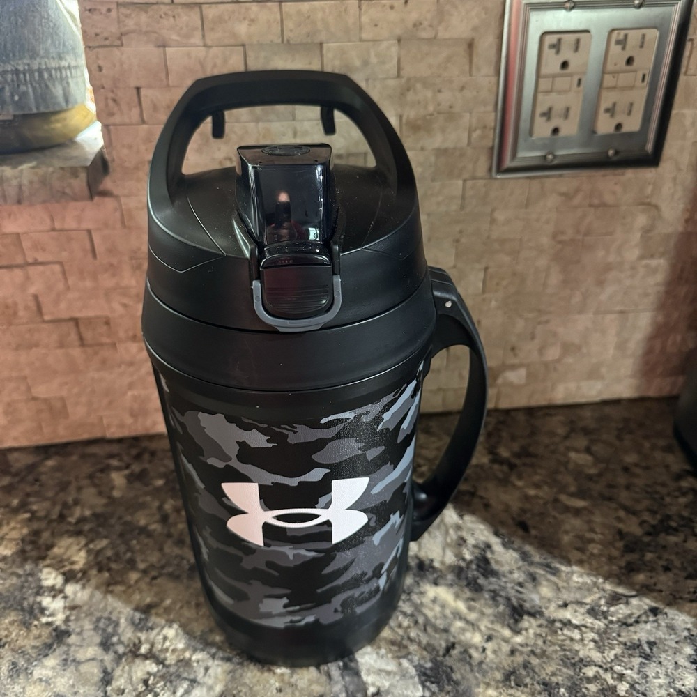 Under Armour Playmaker 64oz Water Jug Gray Camo Insulated Bottle - Picture 2 of 7